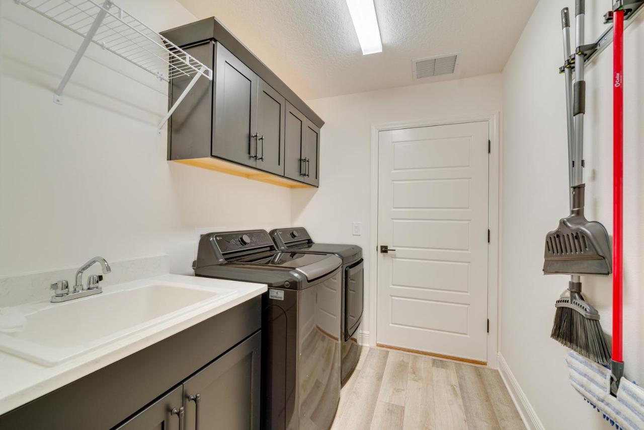 Updated Villages Retreat With Screened Patio! Лийсбърг Екстериор снимка
